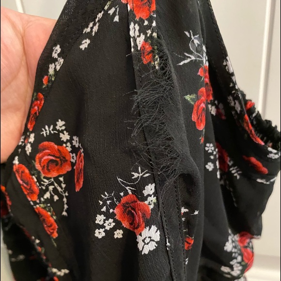 ❌SOLD❌ BLACK FLORAL CHIFFON CAMI - Picture 4 of 6